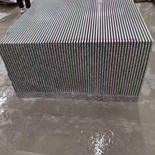 儋州芝麻白毛板荒料切割