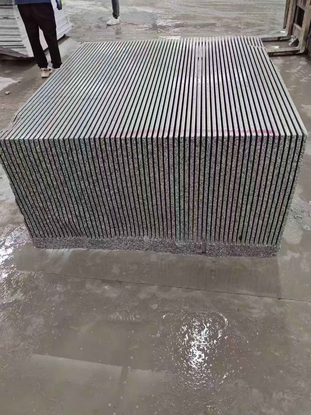 儋州芝麻白毛板荒料切割